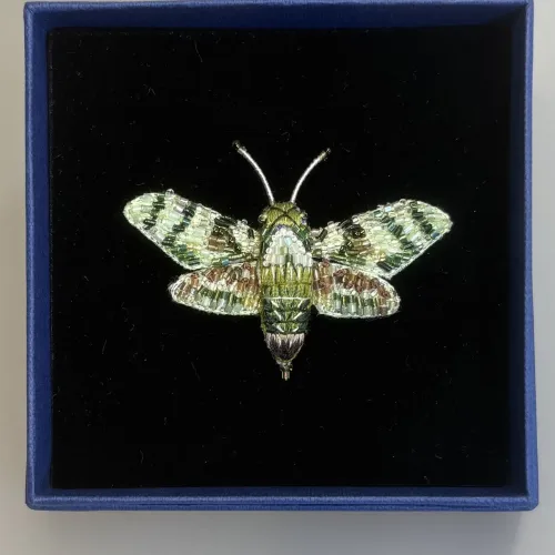 Håndlavet Broche Grøn Kolibri Aftensværmer, duehale, aftensværmer, hummingbird, moth, natsommerfugl, TL-B-993, hawk moth, hummingbird of the night, kolibrinatsværmer, grøn, hvid, lille, særlig, smuk, insekt, insektbrocher, sommerfuglebrocher, broderret, brodrede, broderibe, ribe, broderist, brodøse, broderikunst, kunsthåndværk nål, smykke, gave, gaveide, naturen, fauna, vild med vilje, miljø, biodiversitet, jubilæum, afskedsgave, kollega, rund fødselsdag,