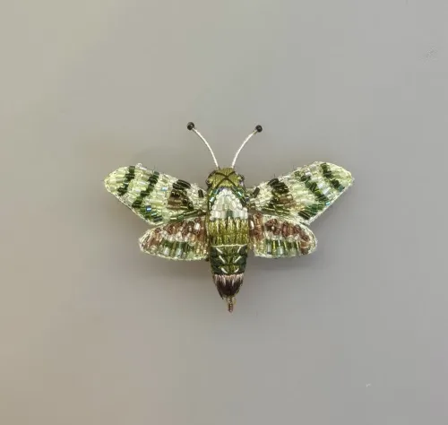 Håndlavet Broche Grøn Kolibri Aftensværmer, duehale, aftensværmer, hummingbird, moth, natsommerfugl, TL-B-993, hawk moth, hummingbird of the night, kolibrinatsværmer, grøn, hvid, lille, særlig, smuk, insekt, insektbrocher, sommerfuglebrocher, broderret, brodrede, broderibe, ribe, broderist, brodøse, broderikunst, kunsthåndværk nål, smykke, gave, gaveide, naturen, fauna, vild med vilje, miljø, biodiversitet, jubilæum, afskedsgave, kollega, rund fødselsdag,