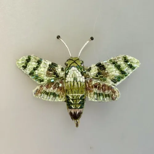 Håndlavet Broche Grøn Kolibri Aftensværmer, duehale, aftensværmer, hummingbird, moth, natsommerfugl, TL-B-993, hawk moth, hummingbird of the night, kolibrinatsværmer, grøn, hvid, lille, særlig, smuk, insekt, insektbrocher, sommerfuglebrocher, broderret, brodrede, broderibe, ribe, broderist, brodøse, broderikunst, kunsthåndværk nål, smykke, gave, gaveide, naturen, fauna, vild med vilje, miljø, biodiversitet, jubilæum, afskedsgave, kollega, rund fødselsdag,