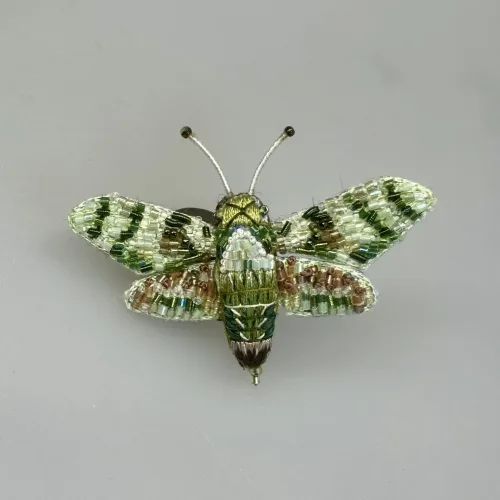 Håndlavet Broche Grøn Kolibri Aftensværmer, duehale, aftensværmer, hummingbird, moth, natsommerfugl, TL-B-993, hawk moth, hummingbird of the night, kolibrinatsværmer, grøn, hvid, lille, særlig, smuk, insekt, insektbrocher, sommerfuglebrocher, broderret, brodrede, broderibe, ribe, broderist, brodøse, broderikunst, kunsthåndværk nål, smykke, gave, gaveide, naturen, fauna, vild med vilje, miljø, biodiversitet, jubilæum, afskedsgave, kollega, rund fødselsdag,