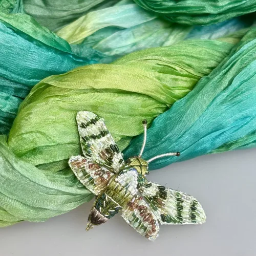Håndlavet Broche Grøn Kolibri Aftensværmer, duehale, aftensværmer, hummingbird, moth, natsommerfugl, TL-B-993, hawk moth, hummingbird of the night, kolibrinatsværmer, grøn, hvid, lille, særlig, smuk, insekt, insektbrocher, sommerfuglebrocher, broderret, brodrede, broderibe, ribe, broderist, brodøse, broderikunst, kunsthåndværk nål, smykke, gave, gaveide, naturen, fauna, vild med vilje, miljø, biodiversitet, jubilæum, afskedsgave, kollega, rund fødselsdag,