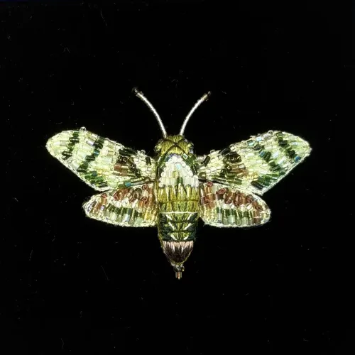 Håndlavet Broche Grøn Kolibri Aftensværmer, duehale, aftensværmer, hummingbird, moth, natsommerfugl, TL-B-993, hawk moth, hummingbird of the night, kolibrinatsværmer, grøn, hvid, lille, særlig, smuk, insekt, insektbrocher, sommerfuglebrocher, broderret, brodrede, broderibe, ribe, broderist, brodøse, broderikunst, kunsthåndværk nål, smykke, gave, gaveide, naturen, fauna, vild med vilje, miljø, biodiversitet, jubilæum, afskedsgave, kollega, rund fødselsdag,
