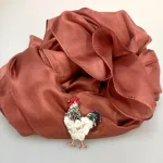Håndlavet Broche Hane. høne, høns, hønsehold, hønsegård, rooster, kok, kokkemand, lys sussex, hane, smykke, broche, broderet, broderi, kunst, kunsthåndværk, kvalitet, unik, særlig, smuk, skønhed, gave, gaveide, hønseting, æggedame, æggekone, eventyrlig, ide, rund, fødselsdag, jubilæum, personlig, gave, julegave, biti, ribe, trovelore, broderibe, syteknik, perlebroderi