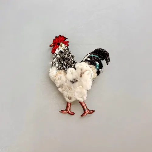 Håndlavet Broche Hane. høne, høns, hønsehold, hønsegård, rooster, kok, kokkemand, lys sussex, hane, smykke, broche, broderet, broderi, kunst, kunsthåndværk, kvalitet, unik, særlig, smuk, skønhed, gave, gaveide, hønseting, æggedame, æggekone, eventyrlig, ide, rund, fødselsdag, jubilæum, personlig, gave, julegave, biti, ribe, trovelore, broderibe, syteknik, perlebroderi
