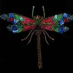 Håndlavet Broche Juvel Guldsmed , TL-B-67, braided dragonfly, jewls, juvelfarver, smaragd, emerald, rubin, safir, farverig, venetyrlig, fantasifuld, insekt, smykke, stor, elegant, trovelore, libelle, guldsmed, blå, pink, grøn, flot, kunst, kunsthåndværk, håndgjort, broderi, perlebroderi, broderibe, biti, ribe, særlig, gave, gaveide, rund, fødselsdag, smagfuld, unik, afskedsgave, jubilæumsgave, fødselsdagdsgave, eksklusiv,