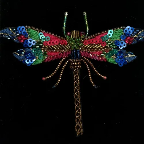 Håndlavet Broche Juvel Guldsmed , TL-B-67, braided dragonfly, jewls, juvelfarver, smaragd, emerald, rubin, safir, farverig, venetyrlig, fantasifuld, insekt, smykke, stor, elegant, trovelore, libelle, guldsmed, blå, pink, grøn, flot, kunst, kunsthåndværk, håndgjort, broderi, perlebroderi, broderibe, biti, ribe, særlig, gave, gaveide, rund, fødselsdag, smagfuld, unik, afskedsgave, jubilæumsgave, fødselsdagdsgave, eksklusiv,