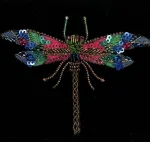 Håndlavet Broche Juvel Guldsmed , TL-B-67, braided dragonfly, jewls, juvelfarver, smaragd, emerald, rubin, safir, farverig, venetyrlig, fantasifuld, insekt, smykke, stor, elegant, trovelore, libelle, guldsmed, blå, pink, grøn, flot, kunst, kunsthåndværk, håndgjort, broderi, perlebroderi, broderibe, biti, ribe, særlig, gave, gaveide, rund, fødselsdag, smagfuld, unik, afskedsgave, jubilæumsgave, fødselsdagdsgave, eksklusiv,