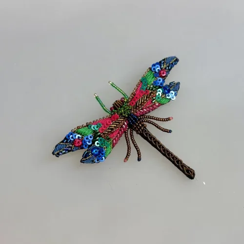 Håndlavet Broche Juvel Guldsmed , TL-B-67, braided dragonfly, jewls, juvelfarver, smaragd, emerald, rubin, safir, farverig, venetyrlig, fantasifuld, insekt, smykke, stor, elegant, trovelore, libelle, guldsmed, blå, pink, grøn, flot, kunst, kunsthåndværk, håndgjort, broderi, perlebroderi, broderibe, biti, ribe, særlig, gave, gaveide, rund, fødselsdag, smagfuld, unik, afskedsgave, jubilæumsgave, fødselsdagdsgave, eksklusiv,