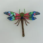 Håndlavet Broche Juvel Guldsmed , TL-B-67, braided dragonfly, jewls, juvelfarver, smaragd, emerald, rubin, safir, farverig, venetyrlig, fantasifuld, insekt, smykke, stor, elegant, trovelore, libelle, guldsmed, blå, pink, grøn, flot, kunst, kunsthåndværk, håndgjort, broderi, perlebroderi, broderibe, biti, ribe, særlig, gave, gaveide, rund, fødselsdag, smagfuld, unik, afskedsgave, jubilæumsgave, fødselsdagdsgave, eksklusiv,