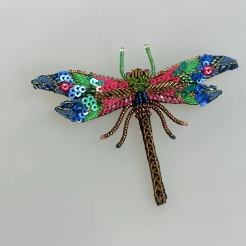 Håndlavet Broche Juvel Guldsmed , TL-B-67, braided dragonfly, jewls, juvelfarver, smaragd, emerald, rubin, safir, farverig, venetyrlig, fantasifuld, insekt, smykke, stor, elegant, trovelore, libelle, guldsmed, blå, pink, grøn, flot, kunst, kunsthåndværk, håndgjort, broderi, perlebroderi, broderibe, biti, ribe, særlig, gave, gaveide, rund, fødselsdag, smagfuld, unik, afskedsgave, jubilæumsgave, fødselsdagdsgave, eksklusiv,