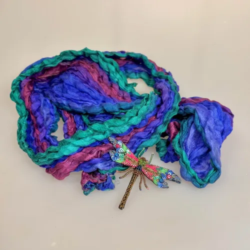 Håndlavet Broche Juvel Guldsmed , TL-B-67, braided dragonfly, jewls, juvelfarver, smaragd, emerald, rubin, safir, farverig, venetyrlig, fantasifuld, insekt, smykke, stor, elegant, trovelore, libelle, guldsmed, blå, pink, grøn, flot, kunst, kunsthåndværk, håndgjort, broderi, perlebroderi, broderibe, biti, ribe, særlig, gave, gaveide, rund, fødselsdag, smagfuld, unik, afskedsgave, jubilæumsgave, fødselsdagdsgave, eksklusiv,