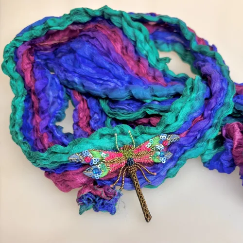 Håndlavet Broche Juvel Guldsmed , TL-B-67, braided dragonfly, jewls, juvelfarver, smaragd, emerald, rubin, safir, farverig, venetyrlig, fantasifuld, insekt, smykke, stor, elegant, trovelore, libelle, guldsmed, blå, pink, grøn, flot, kunst, kunsthåndværk, håndgjort, broderi, perlebroderi, broderibe, biti, ribe, særlig, gave, gaveide, rund, fødselsdag, smagfuld, unik, afskedsgave, jubilæumsgave, fødselsdagdsgave, eksklusiv,