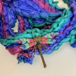 Håndlavet Broche Juvel Guldsmed , TL-B-67, braided dragonfly, jewls, juvelfarver, smaragd, emerald, rubin, safir, farverig, venetyrlig, fantasifuld, insekt, smykke, stor, elegant, trovelore, libelle, guldsmed, blå, pink, grøn, flot, kunst, kunsthåndværk, håndgjort, broderi, perlebroderi, broderibe, biti, ribe, særlig, gave, gaveide, rund, fødselsdag, smagfuld, unik, afskedsgave, jubilæumsgave, fødselsdagdsgave, eksklusiv,