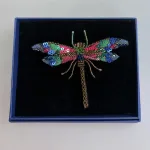 Håndlavet Broche Juvel Guldsmed , TL-B-67, braided dragonfly, jewls, juvelfarver, smaragd, emerald, rubin, safir, farverig, venetyrlig, fantasifuld, insekt, smykke, stor, elegant, trovelore, libelle, guldsmed, blå, pink, grøn, flot, kunst, kunsthåndværk, håndgjort, broderi, perlebroderi, broderibe, biti, ribe, særlig, gave, gaveide, rund, fødselsdag, smagfuld, unik, afskedsgave, jubilæumsgave, fødselsdagdsgave, eksklusiv,
