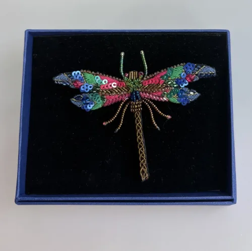 Håndlavet Broche Juvel Guldsmed , TL-B-67, braided dragonfly, jewls, juvelfarver, smaragd, emerald, rubin, safir, farverig, venetyrlig, fantasifuld, insekt, smykke, stor, elegant, trovelore, libelle, guldsmed, blå, pink, grøn, flot, kunst, kunsthåndværk, håndgjort, broderi, perlebroderi, broderibe, biti, ribe, særlig, gave, gaveide, rund, fødselsdag, smagfuld, unik, afskedsgave, jubilæumsgave, fødselsdagdsgave, eksklusiv,