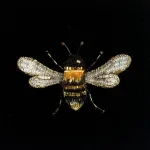 Håndlavet Broche Lille Bi, TL-B-759, humle bee, Humlebi, bi, brumbasse, bi, bier, honningbi, honningbier, bestøvning, biodiversitet, vild med vilje, natur, haver, blomster, bæredygtighed, insekter, kunst, smykker, broche, brocher, håndlavet, broderi, eksklusiv, særlig, flot, gave, gaveide, naturen, insekter, bio, biodiversitet, vilde, haver, natur, sommerfugl, farverig, regnbuefarvet, kulørt, farveglad, Håndlavet Broche Blå sommerfugl, sommerfuglebroche, smykker med, smykke med, sommerfugle, eksklusive smykker, specielle, særligt, håndlavey, kunst, kunsthåndværk, broche, naturen, insekter, gaveide, gave, særlig gave, ekstraordinær, smuk, smykker, biti, ribe, unika, one of a kind, limited edition, begrænset oplag, kunstrunden, ribe, vadehavet, nationalpark,