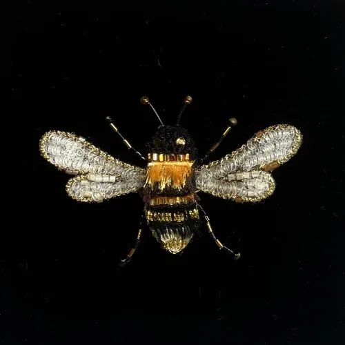 Håndlavet Broche Lille Bi, TL-B-759, humle bee, Humlebi, bi, brumbasse, bi, bier, honningbi, honningbier, bestøvning, biodiversitet, vild med vilje, natur, haver, blomster, bæredygtighed, insekter, kunst, smykker, broche, brocher, håndlavet, broderi, eksklusiv, særlig, flot, gave, gaveide, naturen, insekter, bio, biodiversitet, vilde, haver, natur, sommerfugl, farverig, regnbuefarvet, kulørt, farveglad, Håndlavet Broche Blå sommerfugl, sommerfuglebroche, smykker med, smykke med, sommerfugle, eksklusive smykker, specielle, særligt, håndlavey, kunst, kunsthåndværk, broche, naturen, insekter, gaveide, gave, særlig gave, ekstraordinær, smuk, smykker, biti, ribe, unika, one of a kind, limited edition, begrænset oplag, kunstrunden, ribe, vadehavet, nationalpark,