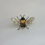 Håndlavet Broche Lille Bi, TL-B-759, humle bee, Humlebi, bi, brumbasse, bi, bier, honningbi, honningbier, bestøvning, biodiversitet, vild med vilje, natur, haver, blomster, bæredygtighed, insekter, kunst, smykker, broche, brocher, håndlavet, broderi, eksklusiv, særlig, flot, gave, gaveide, naturen, insekter, bio, biodiversitet, vilde, haver, natur, sommerfugl, farverig, regnbuefarvet, kulørt, farveglad, Håndlavet Broche Blå sommerfugl, sommerfuglebroche, smykker med, smykke med, sommerfugle, eksklusive smykker, specielle, særligt, håndlavey, kunst, kunsthåndværk, broche, naturen, insekter, gaveide, gave, særlig gave, ekstraordinær, smuk, smykker, biti, ribe, unika, one of a kind, limited edition, begrænset oplag, kunstrunden, ribe, vadehavet, nationalpark,