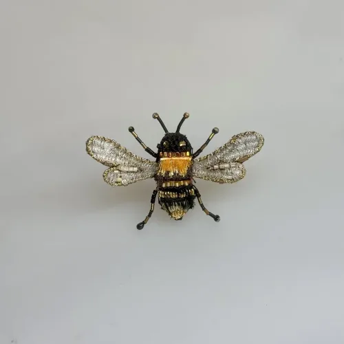 Håndlavet Broche Lille Bi, TL-B-759, humle bee, Humlebi, bi, brumbasse, bi, bier, honningbi, honningbier, bestøvning, biodiversitet, vild med vilje, natur, haver, blomster, bæredygtighed, insekter, kunst, smykker, broche, brocher, håndlavet, broderi, eksklusiv, særlig, flot, gave, gaveide, naturen, insekter, bio, biodiversitet, vilde, haver, natur, sommerfugl, farverig, regnbuefarvet, kulørt, farveglad, Håndlavet Broche Blå sommerfugl, sommerfuglebroche, smykker med, smykke med, sommerfugle, eksklusive smykker, specielle, særligt, håndlavey, kunst, kunsthåndværk, broche, naturen, insekter, gaveide, gave, særlig gave, ekstraordinær, smuk, smykker, biti, ribe, unika, one of a kind, limited edition, begrænset oplag, kunstrunden, ribe, vadehavet, nationalpark,