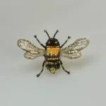 Håndlavet Broche Lille Bi, TL-B-759, humle bee, Humlebi, bi, brumbasse, bi, bier, honningbi, honningbier, bestøvning, biodiversitet, vild med vilje, natur, haver, blomster, bæredygtighed, insekter, kunst, smykker, broche, brocher, håndlavet, broderi, eksklusiv, særlig, flot, gave, gaveide, naturen, insekter, bio, biodiversitet, vilde, haver, natur, sommerfugl, farverig, regnbuefarvet, kulørt, farveglad, Håndlavet Broche Blå sommerfugl, sommerfuglebroche, smykker med, smykke med, sommerfugle, eksklusive smykker, specielle, særligt, håndlavey, kunst, kunsthåndværk, broche, naturen, insekter, gaveide, gave, særlig gave, ekstraordinær, smuk, smykker, biti, ribe, unika, one of a kind, limited edition, begrænset oplag, kunstrunden, ribe, vadehavet, nationalpark,
