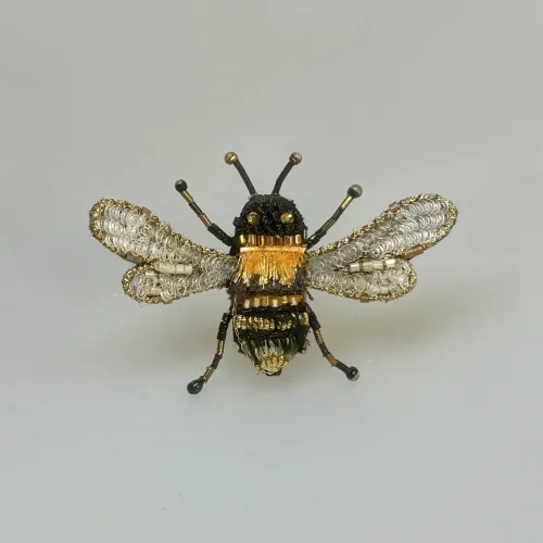 Håndlavet Broche Lille Bi, TL-B-759, humle bee, Humlebi, bi, brumbasse, bi, bier, honningbi, honningbier, bestøvning, biodiversitet, vild med vilje, natur, haver, blomster, bæredygtighed, insekter, kunst, smykker, broche, brocher, håndlavet, broderi, eksklusiv, særlig, flot, gave, gaveide, naturen, insekter, bio, biodiversitet, vilde, haver, natur, sommerfugl, farverig, regnbuefarvet, kulørt, farveglad, Håndlavet Broche Blå sommerfugl, sommerfuglebroche, smykker med, smykke med, sommerfugle, eksklusive smykker, specielle, særligt, håndlavey, kunst, kunsthåndværk, broche, naturen, insekter, gaveide, gave, særlig gave, ekstraordinær, smuk, smykker, biti, ribe, unika, one of a kind, limited edition, begrænset oplag, kunstrunden, ribe, vadehavet, nationalpark,