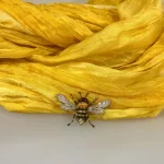 Håndlavet Broche Lille Bi, TL-B-759, humle bee, Humlebi, bi, brumbasse, bi, bier, honningbi, honningbier, bestøvning, biodiversitet, vild med vilje, natur, haver, blomster, bæredygtighed, insekter, kunst, smykker, broche, brocher, håndlavet, broderi, eksklusiv, særlig, flot, gave, gaveide, naturen, insekter, bio, biodiversitet, vilde, haver, natur, sommerfugl, farverig, regnbuefarvet, kulørt, farveglad, Håndlavet Broche Blå sommerfugl, sommerfuglebroche, smykker med, smykke med, sommerfugle, eksklusive smykker, specielle, særligt, håndlavey, kunst, kunsthåndværk, broche, naturen, insekter, gaveide, gave, særlig gave, ekstraordinær, smuk, smykker, biti, ribe, unika, one of a kind, limited edition, begrænset oplag, kunstrunden, ribe, vadehavet, nationalpark,