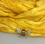 Håndlavet Broche Lille Bi, TL-B-759, humle bee, Humlebi, bi, brumbasse, bi, bier, honningbi, honningbier, bestøvning, biodiversitet, vild med vilje, natur, haver, blomster, bæredygtighed, insekter, kunst, smykker, broche, brocher, håndlavet, broderi, eksklusiv, særlig, flot, gave, gaveide, naturen, insekter, bio, biodiversitet, vilde, haver, natur, sommerfugl, farverig, regnbuefarvet, kulørt, farveglad, Håndlavet Broche Blå sommerfugl, sommerfuglebroche, smykker med, smykke med, sommerfugle, eksklusive smykker, specielle, særligt, håndlavey, kunst, kunsthåndværk, broche, naturen, insekter, gaveide, gave, særlig gave, ekstraordinær, smuk, smykker, biti, ribe, unika, one of a kind, limited edition, begrænset oplag, kunstrunden, ribe, vadehavet, nationalpark,