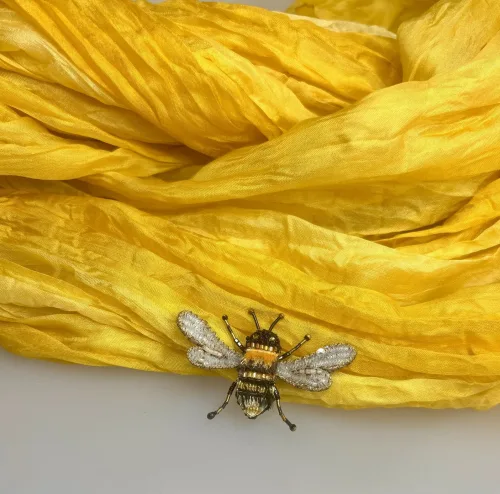 Håndlavet Broche Lille Bi, TL-B-759, humle bee, Humlebi, bi, brumbasse, bi, bier, honningbi, honningbier, bestøvning, biodiversitet, vild med vilje, natur, haver, blomster, bæredygtighed, insekter, kunst, smykker, broche, brocher, håndlavet, broderi, eksklusiv, særlig, flot, gave, gaveide, naturen, insekter, bio, biodiversitet, vilde, haver, natur, sommerfugl, farverig, regnbuefarvet, kulørt, farveglad, Håndlavet Broche Blå sommerfugl, sommerfuglebroche, smykker med, smykke med, sommerfugle, eksklusive smykker, specielle, særligt, håndlavey, kunst, kunsthåndværk, broche, naturen, insekter, gaveide, gave, særlig gave, ekstraordinær, smuk, smykker, biti, ribe, unika, one of a kind, limited edition, begrænset oplag, kunstrunden, ribe, vadehavet, nationalpark,