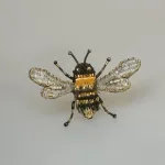 Håndlavet Broche Lille Bi, TL-B-759, humle bee, Humlebi, bi, brumbasse, bi, bier, honningbi, honningbier, bestøvning, biodiversitet, vild med vilje, natur, haver, blomster, bæredygtighed, insekter, kunst, smykker, broche, brocher, håndlavet, broderi, eksklusiv, særlig, flot, gave, gaveide, naturen, insekter, bio, biodiversitet, vilde, haver, natur, sommerfugl, farverig, regnbuefarvet, kulørt, farveglad, Håndlavet Broche Blå sommerfugl, sommerfuglebroche, smykker med, smykke med, sommerfugle, eksklusive smykker, specielle, særligt, håndlavey, kunst, kunsthåndværk, broche, naturen, insekter, gaveide, gave, særlig gave, ekstraordinær, smuk, smykker, biti, ribe, unika, one of a kind, limited edition, begrænset oplag, kunstrunden, ribe, vadehavet, nationalpark,