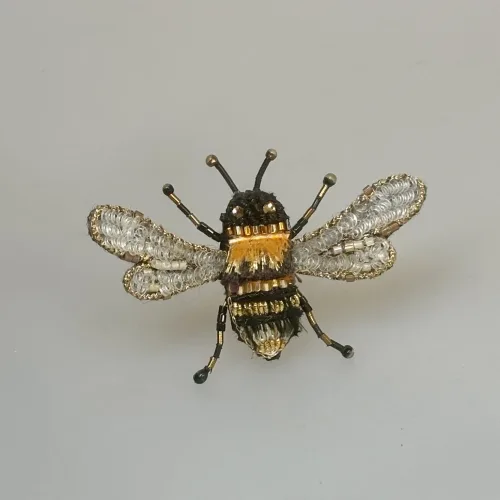 Håndlavet Broche Lille Bi, TL-B-759, humle bee, Humlebi, bi, brumbasse, bi, bier, honningbi, honningbier, bestøvning, biodiversitet, vild med vilje, natur, haver, blomster, bæredygtighed, insekter, kunst, smykker, broche, brocher, håndlavet, broderi, eksklusiv, særlig, flot, gave, gaveide, naturen, insekter, bio, biodiversitet, vilde, haver, natur, sommerfugl, farverig, regnbuefarvet, kulørt, farveglad, Håndlavet Broche Blå sommerfugl, sommerfuglebroche, smykker med, smykke med, sommerfugle, eksklusive smykker, specielle, særligt, håndlavey, kunst, kunsthåndværk, broche, naturen, insekter, gaveide, gave, særlig gave, ekstraordinær, smuk, smykker, biti, ribe, unika, one of a kind, limited edition, begrænset oplag, kunstrunden, ribe, vadehavet, nationalpark,