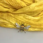 Håndlavet Broche Lille Bi, TL-B-759, humle bee, Humlebi, bi, brumbasse, bi, bier, honningbi, honningbier, bestøvning, biodiversitet, vild med vilje, natur, haver, blomster, bæredygtighed, insekter, kunst, smykker, broche, brocher, håndlavet, broderi, eksklusiv, særlig, flot, gave, gaveide, naturen, insekter, bio, biodiversitet, vilde, haver, natur, sommerfugl, farverig, regnbuefarvet, kulørt, farveglad, Håndlavet Broche Blå sommerfugl, sommerfuglebroche, smykker med, smykke med, sommerfugle, eksklusive smykker, specielle, særligt, håndlavey, kunst, kunsthåndværk, broche, naturen, insekter, gaveide, gave, særlig gave, ekstraordinær, smuk, smykker, biti, ribe, unika, one of a kind, limited edition, begrænset oplag, kunstrunden, ribe, vadehavet, nationalpark,