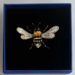 Håndlavet Broche Lille Bi, TL-B-759, humle bee, Humlebi, bi, brumbasse, bi, bier, honningbi, honningbier, bestøvning, biodiversitet, vild med vilje, natur, haver, blomster, bæredygtighed, insekter, kunst, smykker, broche, brocher, håndlavet, broderi, eksklusiv, særlig, flot, gave, gaveide, naturen, insekter, bio, biodiversitet, vilde, haver, natur, sommerfugl, farverig, regnbuefarvet, kulørt, farveglad, Håndlavet Broche Blå sommerfugl, sommerfuglebroche, smykker med, smykke med, sommerfugle, eksklusive smykker, specielle, særligt, håndlavey, kunst, kunsthåndværk, broche, naturen, insekter, gaveide, gave, særlig gave, ekstraordinær, smuk, smykker, biti, ribe, unika, one of a kind, limited edition, begrænset oplag, kunstrunden, ribe, vadehavet, nationalpark,