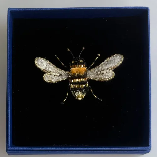 Håndlavet Broche Lille Bi, TL-B-759, humle bee, Humlebi, bi, brumbasse, bi, bier, honningbi, honningbier, bestøvning, biodiversitet, vild med vilje, natur, haver, blomster, bæredygtighed, insekter, kunst, smykker, broche, brocher, håndlavet, broderi, eksklusiv, særlig, flot, gave, gaveide, naturen, insekter, bio, biodiversitet, vilde, haver, natur, sommerfugl, farverig, regnbuefarvet, kulørt, farveglad, Håndlavet Broche Blå sommerfugl, sommerfuglebroche, smykker med, smykke med, sommerfugle, eksklusive smykker, specielle, særligt, håndlavey, kunst, kunsthåndværk, broche, naturen, insekter, gaveide, gave, særlig gave, ekstraordinær, smuk, smykker, biti, ribe, unika, one of a kind, limited edition, begrænset oplag, kunstrunden, ribe, vadehavet, nationalpark,