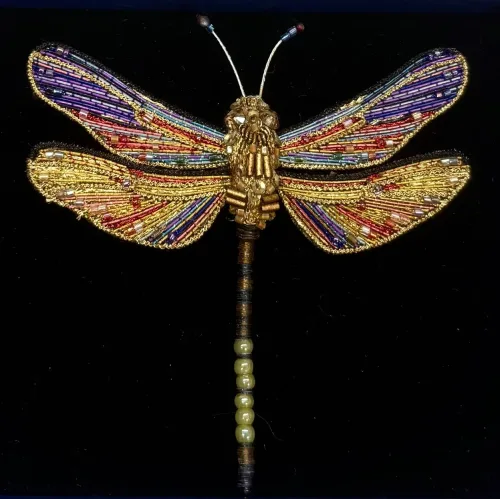 Håndlavet Broche Mosaik Guldsmed, orange, rød, lilla, violet, guld, gylden, guldsmed, libelle, dragon fly, broche, broderet, broderi, perler, perlebroderi, smykke, nål, kunst, kunsthåndværk, fantastisk, trovelore, TL-B-831s, brown hawker dragonfly, smuk, kulørt, stor, gave, gaveide, særlig, dame, rund, fødselsdag, ekstravagant, jubilæum, detaljer, elegant, wow, effekt,