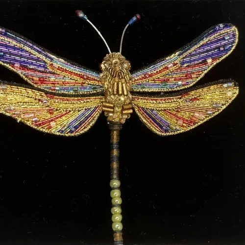 Håndlavet Broche Mosaik Guldsmed, orange, rød, lilla, violet, guld, gylden, guldsmed, libelle, dragon fly, broche, broderet, broderi, perler, perlebroderi, smykke, nål, kunst, kunsthåndværk, fantastisk, trovelore, TL-B-831s, brown hawker dragonfly, smuk, kulørt, stor, gave, gaveide, særlig, dame, rund, fødselsdag, ekstravagant, jubilæum, detaljer, elegant, wow, effekt,