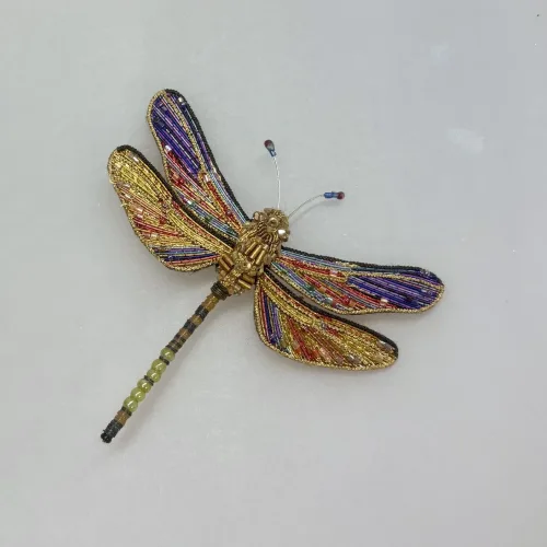 Håndlavet Broche Mosaik Guldsmed, orange, rød, lilla, violet, guld, gylden, guldsmed, libelle, dragon fly, broche, broderet, broderi, perler, perlebroderi, smykke, nål, kunst, kunsthåndværk, fantastisk, trovelore, TL-B-831s, brown hawker dragonfly, smuk, kulørt, stor, gave, gaveide, særlig, dame, rund, fødselsdag, ekstravagant, jubilæum, detaljer, elegant, wow, effekt,