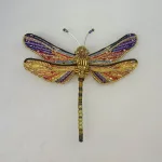 Håndlavet Broche Mosaik Guldsmed, orange, rød, lilla, violet, guld, gylden, guldsmed, libelle, dragon fly, broche, broderet, broderi, perler, perlebroderi, smykke, nål, kunst, kunsthåndværk, fantastisk, trovelore, TL-B-831s, brown hawker dragonfly, smuk, kulørt, stor, gave, gaveide, særlig, dame, rund, fødselsdag, ekstravagant, jubilæum, detaljer, elegant, wow, effekt,
