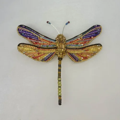 Håndlavet Broche Mosaik Guldsmed, orange, rød, lilla, violet, guld, gylden, guldsmed, libelle, dragon fly, broche, broderet, broderi, perler, perlebroderi, smykke, nål, kunst, kunsthåndværk, fantastisk, trovelore, TL-B-831s, brown hawker dragonfly, smuk, kulørt, stor, gave, gaveide, særlig, dame, rund, fødselsdag, ekstravagant, jubilæum, detaljer, elegant, wow, effekt,