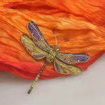 Håndlavet Broche Mosaik Guldsmed, orange, rød, lilla, violet, guld, gylden, guldsmed, libelle, dragon fly, broche, broderet, broderi, perler, perlebroderi, smykke, nål, kunst, kunsthåndværk, fantastisk, trovelore, TL-B-831s, brown hawker dragonfly, smuk, kulørt, stor, gave, gaveide, særlig, dame, rund, fødselsdag, ekstravagant, jubilæum, detaljer, elegant, wow, effekt,