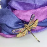 Håndlavet Broche Mosaik Guldsmed, orange, rød, lilla, violet, guld, gylden, guldsmed, libelle, dragon fly, broche, broderet, broderi, perler, perlebroderi, smykke, nål, kunst, kunsthåndværk, fantastisk, trovelore, TL-B-831s, brown hawker dragonfly, smuk, kulørt, stor, gave, gaveide, særlig, dame, rund, fødselsdag, ekstravagant, jubilæum, detaljer, elegant, wow, effekt,