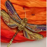Håndlavet Broche Mosaik Guldsmed, orange, rød, lilla, violet, guld, gylden, guldsmed, libelle, dragon fly, broche, broderet, broderi, perler, perlebroderi, smykke, nål, kunst, kunsthåndværk, fantastisk, trovelore, TL-B-831s, brown hawker dragonfly, smuk, kulørt, stor, gave, gaveide, særlig, dame, rund, fødselsdag, ekstravagant, jubilæum, detaljer, elegant, wow, effekt,