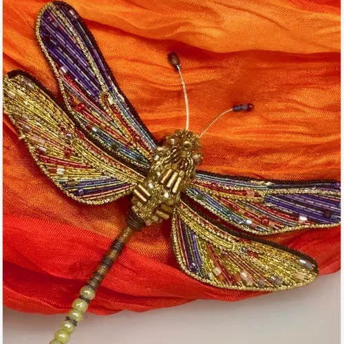 Håndlavet Broche Mosaik Guldsmed, orange, rød, lilla, violet, guld, gylden, guldsmed, libelle, dragon fly, broche, broderet, broderi, perler, perlebroderi, smykke, nål, kunst, kunsthåndværk, fantastisk, trovelore, TL-B-831s, brown hawker dragonfly, smuk, kulørt, stor, gave, gaveide, særlig, dame, rund, fødselsdag, ekstravagant, jubilæum, detaljer, elegant, wow, effekt,
