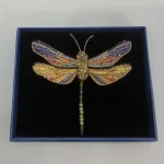 Håndlavet Broche Mosaik Guldsmed, orange, rød, lilla, violet, guld, gylden, guldsmed, libelle, dragon fly, broche, broderet, broderi, perler, perlebroderi, smykke, nål, kunst, kunsthåndværk, fantastisk, trovelore, TL-B-831s, brown hawker dragonfly, smuk, kulørt, stor, gave, gaveide, særlig, dame, rund, fødselsdag, ekstravagant, jubilæum, detaljer, elegant, wow, effekt,