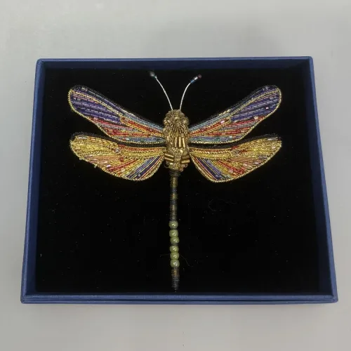 Håndlavet Broche Mosaik Guldsmed, orange, rød, lilla, violet, guld, gylden, guldsmed, libelle, dragon fly, broche, broderet, broderi, perler, perlebroderi, smykke, nål, kunst, kunsthåndværk, fantastisk, trovelore, TL-B-831s, brown hawker dragonfly, smuk, kulørt, stor, gave, gaveide, særlig, dame, rund, fødselsdag, ekstravagant, jubilæum, detaljer, elegant, wow, effekt,