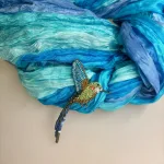 Håndlavet Broche Tropisk Kolibri, humming bird, kolibri, fugl, isfugl, fugl, dansk, natur, ornitolog, amatør, naturelsker, sommerfugle, Håndlavet Broche Kulørt sommerfugl, farverig, regnbuefarvet, kulørt, farveglad, Håndlavet Broche Blå sommerfugl, sommerfuglebroche, smykker med, smykke med, sommerfugle, eksklusive smykker, specielle, særligt, håndlavey, kunst, kunsthåndværk, broche, naturen, insekter, gaveide, gave, særlig gave, ekstraordinær, smuk, smykker, biti, ribe, unika, one of a kind, limited edition, begrænset oplag, kunstrunden, ribe, vadehavet, nationalpark,