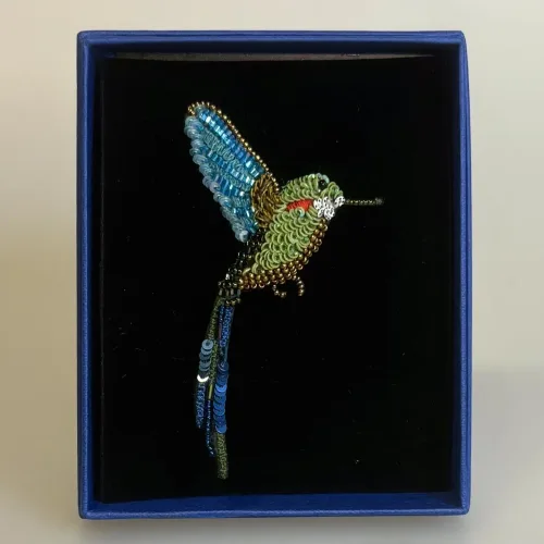 Håndlavet Broche Tropisk Kolibri, humming bird, kolibri, fugl, isfugl, fugl, dansk, natur, ornitolog, amatør, naturelsker, sommerfugle, Håndlavet Broche Kulørt sommerfugl, farverig, regnbuefarvet, kulørt, farveglad, Håndlavet Broche Blå sommerfugl, sommerfuglebroche, smykker med, smykke med, sommerfugle, eksklusive smykker, specielle, særligt, håndlavey, kunst, kunsthåndværk, broche, naturen, insekter, gaveide, gave, særlig gave, ekstraordinær, smuk, smykker, biti, ribe, unika, one of a kind, limited edition, begrænset oplag, kunstrunden, ribe, vadehavet, nationalpark,