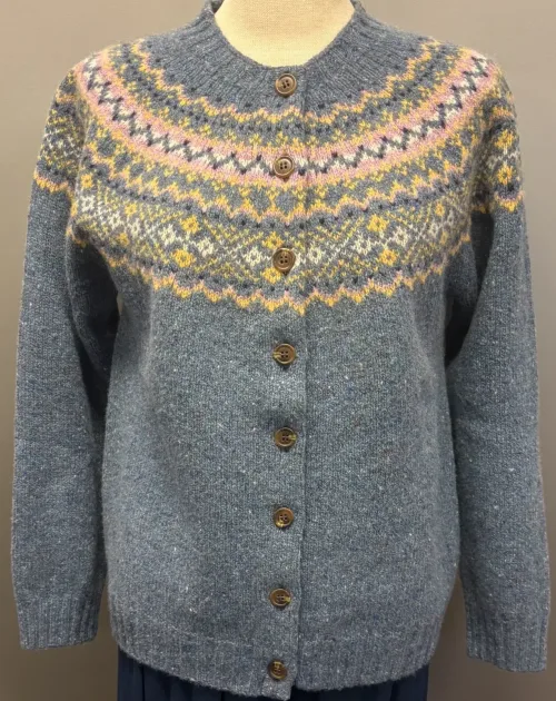 Harley Færø Cardigan - Donegal Blå, ossian, 26, denimblå, jeansblå, lyseblå, mellemblå, blå, lilla, lyslilla, violet, rosa, smørgul, meleret, tweed, pastel, farver, mønster, fin, sporty, smart, lækker, nister, farvespots, prikker, strikketrøje, striktrøje, strikjakke, cardigan, knapper, åben, knaplukning, harris, tweed, donegal, tweedgarn, nister, farvespots, mættet, lodengrøn, grøn, mørkegrøn, varme, farver, elegant, klassisk, country side, adel, engelsk, skotsk, færøerne, færøstrik, færømønster, rundstrikket, islænder, sweater, tyk, blød, lækker, kvalitet, smart, moderne, tradition, biti, ribe