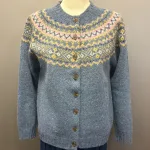 Harley Færø Cardigan - Donegal Blå, ossian, 26, denimblå, jeansblå, lyseblå, mellemblå, blå, lilla, lyslilla, violet, rosa, smørgul, meleret, tweed, pastel, farver, mønster, fin, sporty, smart, lækker, nister, farvespots, prikker, strikketrøje, striktrøje, strikjakke, cardigan, knapper, åben, knaplukning, harris, tweed, donegal, tweedgarn, nister, farvespots, mættet, lodengrøn, grøn, mørkegrøn, varme, farver, elegant, klassisk, country side, adel, engelsk, skotsk, færøerne, færøstrik, færømønster, rundstrikket, islænder, sweater, tyk, blød, lækker, kvalitet, smart, moderne, tradition, biti, ribe