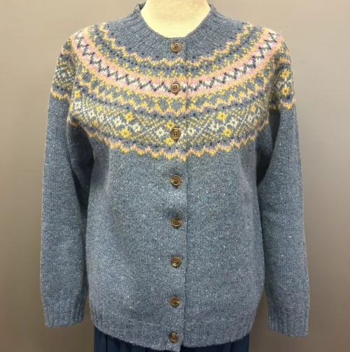 Harley Færø Cardigan - Donegal Blå, ossian, 26, denimblå, jeansblå, lyseblå, mellemblå, blå, lilla, lyslilla, violet, rosa, smørgul, meleret, tweed, pastel, farver, mønster, fin, sporty, smart, lækker, nister, farvespots, prikker, strikketrøje, striktrøje, strikjakke, cardigan, knapper, åben, knaplukning, harris, tweed, donegal, tweedgarn, nister, farvespots, mættet, lodengrøn, grøn, mørkegrøn, varme, farver, elegant, klassisk, country side, adel, engelsk, skotsk, færøerne, færøstrik, færømønster, rundstrikket, islænder, sweater, tyk, blød, lækker, kvalitet, smart, moderne, tradition, biti, ribe