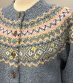 Harley Færø Cardigan - Donegal Blå, ossian, 26, denimblå, jeansblå, lyseblå, mellemblå, blå, lilla, lyslilla, violet, rosa, smørgul, meleret, tweed, pastel, farver, mønster, fin, sporty, smart, lækker, nister, farvespots, prikker, strikketrøje, striktrøje, strikjakke, cardigan, knapper, åben, knaplukning, harris, tweed, donegal, tweedgarn, nister, farvespots, mættet, lodengrøn, grøn, mørkegrøn, varme, farver, elegant, klassisk, country side, adel, engelsk, skotsk, færøerne, færøstrik, færømønster, rundstrikket, islænder, sweater, tyk, blød, lækker, kvalitet, smart, moderne, tradition, biti, ribe